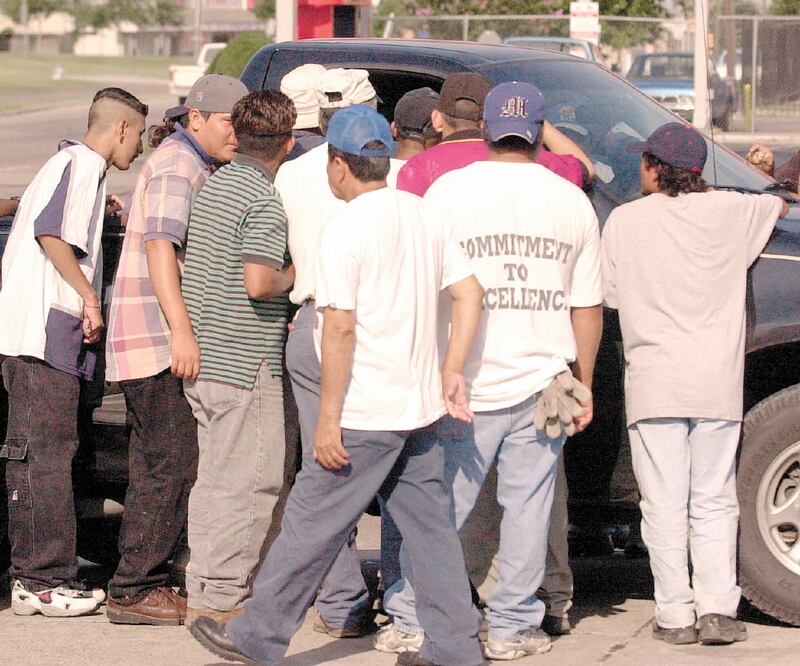 Entre los sectores que más migrantes mexicanos empleó está el de la construcción, con 209 mil 41 plazas, en su mayoría hombres. ARCHIVO EL UNIVERSAL