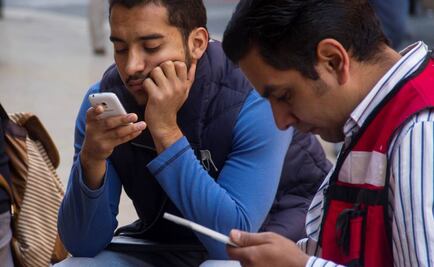 Uso de celular y tacones puede lesionar la espalda