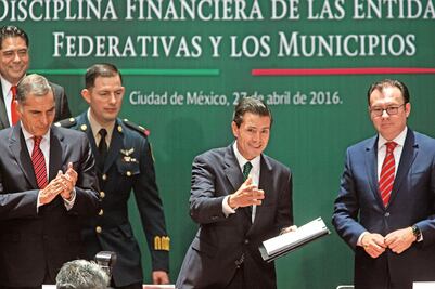 EPN promulga ley que evita la contratación de deuda