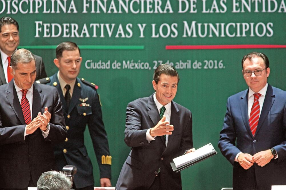 El presidente Enrique Peña Nieto afirmó que con la Ley de Disciplina Financiera se busca reducir el costo de financiamiento a los gobiernos locales responsables y moderar el endeudamiento fomentando la disciplina financiera (LUCÍA GODÍNEZ. EL UNIVERSAL)
