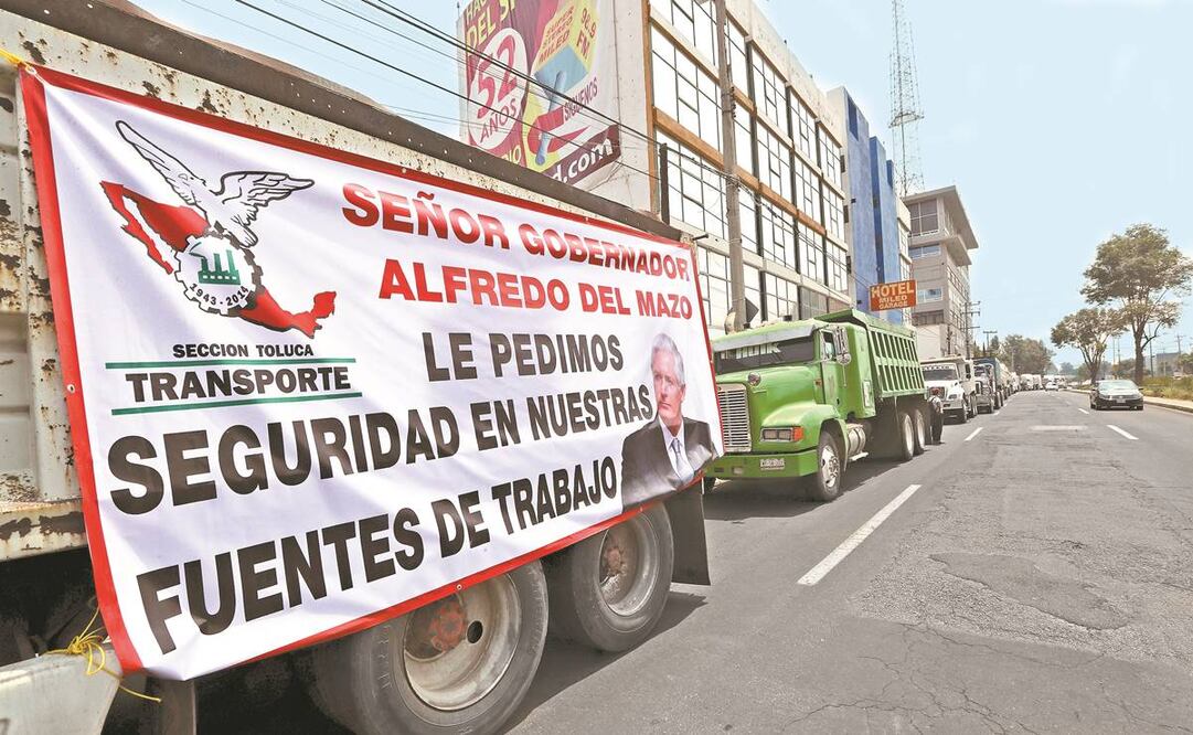 Transportistas del Sindicato de la Industria del Cemento piden la intervención del gobernador Alfredo del Mazo. Foto: Jorge Alvarado/ El Universal.