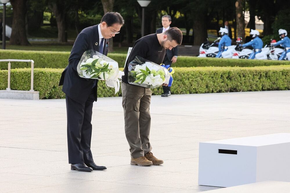 El primer ministro de Japón, Fumio Kishida, y el presidente Zelensky en el Parque Conmemorativo de la Paz de Hiroshima, luego de la reunión de líderes de la Cumbre del G7. Foto: AFP