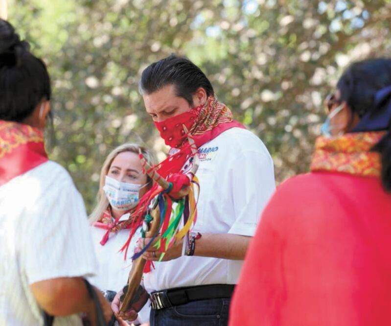 El candidato a gobernador, Mario Zamora Gastélum, recibe de los pueblos indígenas Yoreme el Bastón de Mando. Foto: Especial
