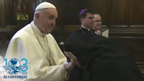 Papa "torea" a feligreses; evita que le besen el anillo 