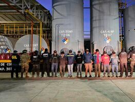 Aseguran 250 mil litros de huachicol y 12 pipas en inmueble que simulaba manejo de residuos en Veracruz; hay 8 detenidos