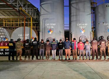 Aseguran 250 mil litros de huachicol y 12 pipas en inmueble que simulaba manejo de residuos en Veracruz; hay 8 detenidos