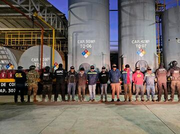 Aseguran 250 mil litros de huachicol y 12 pipas en inmueble que simulaba manejo de residuos en Veracruz; hay 8 detenidos