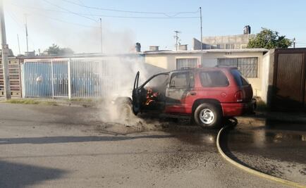 Madre y niña escapan de incendio de su propia camioneta en Durango