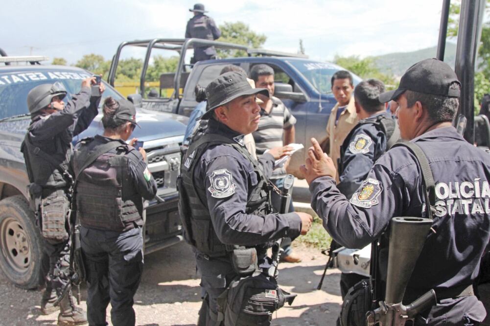Según la declaración del ex funcionario, la policía estatal y la Policía Federal llegaron a la carretera Iguala-Chilpancingo, donde los estudiantes se encontraban “boteando”, y al no observar ninguna anomalía se retiraron (ARCHIVO EL UNIVERSAL)