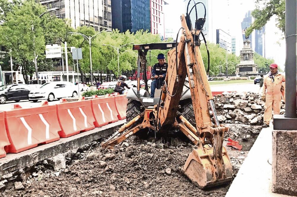 Los 40 frentes de obra abiertos se mantuvieron sin actividad desde que un juez ordenó suspender los trabajos de la Línea 7 del Metrobús, por lo que con la lluvia el agua quedó estancada y ahora el Gobierno deberá realizar limpieza (SOBSE)