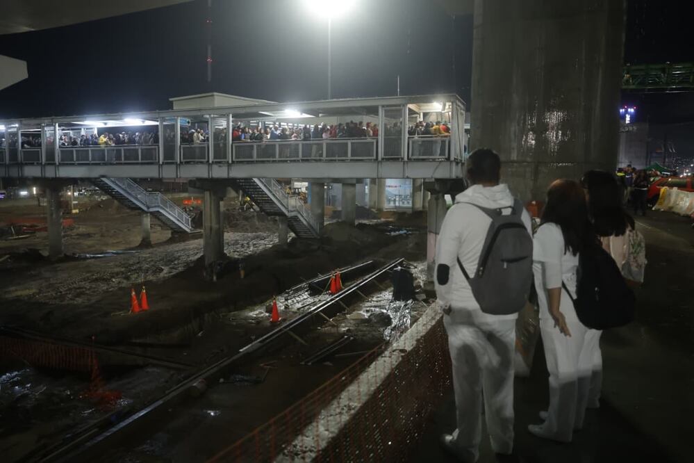Fuertes lluvias inundan túneles del Metro entre Santa Martha y La Paz. Cientos de usuarios se ven afectados. (Fotos: Fernanda Rojas/ EL UNIVESRAL)