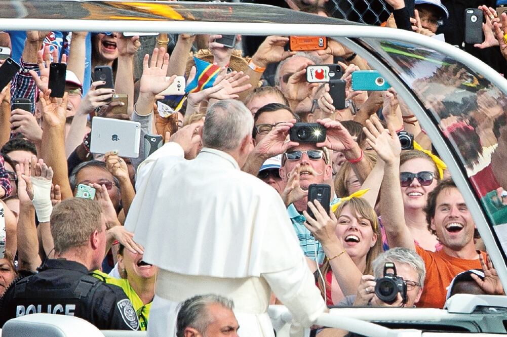 El papa Francisco saluda desde el papamóvil a los fieles, en su camino al Independence Hall, en Filadelfia (LAURENCE KESTERSON. REUTERS)