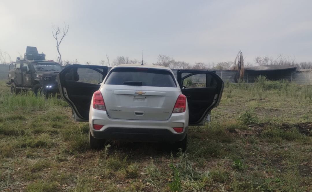 En el lugar del enfrentamiento en Nuevo León, autoridades hallaron un vehículo gris sin placas de circulación (24/03/2025). Foto: Especial/El Universal