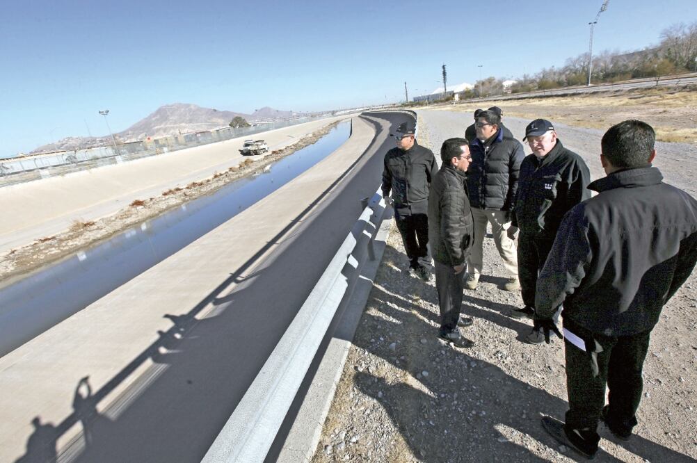 Autoridades encargadas de supervisar la visita del Papa, de los gobiernos federal y de Chihuahua, recorrieron con representantes del Vaticano los luga res donde estará Francisco en Ciudad Juárez (JOSÉ LUIS GONZÁLEZ. REUTERS)