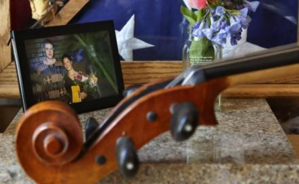 En cada violín que fabrica, un mensaje a su hermano muerto 