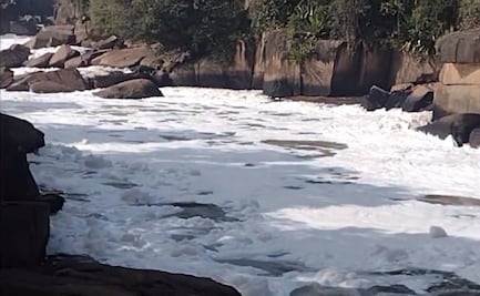 ¡Impresionante! Espuma tóxica cubre un río en Brasil