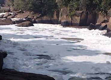 ¡Impresionante! Espuma tóxica cubre un río en Brasil