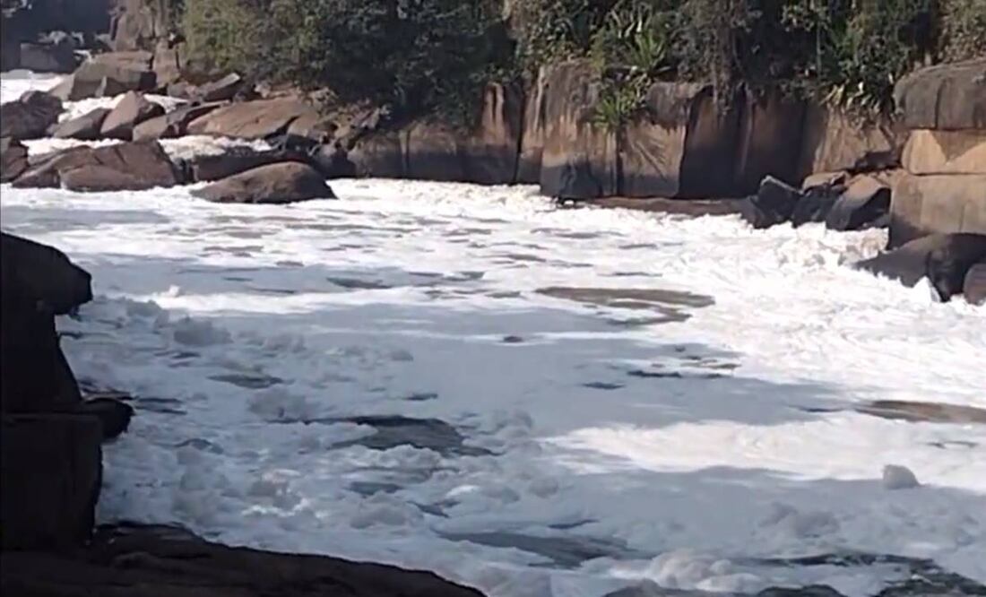 La espuma proviene de desechos de detergentes y residuos químicos arrojados al río. Foto: Captura de pantalla