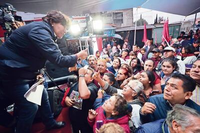 A Delfina la siguen adultos mayores