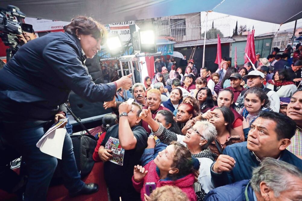 Personas mayores se acercan a la maestra para externarle sus peticiones y carencias. (DIEGO SIMÓN. CUARTOSCURO)