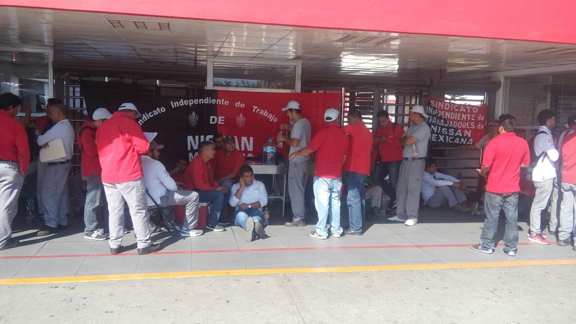 Colocan banderas de huelga en planta Nissan de Cuernavaca
