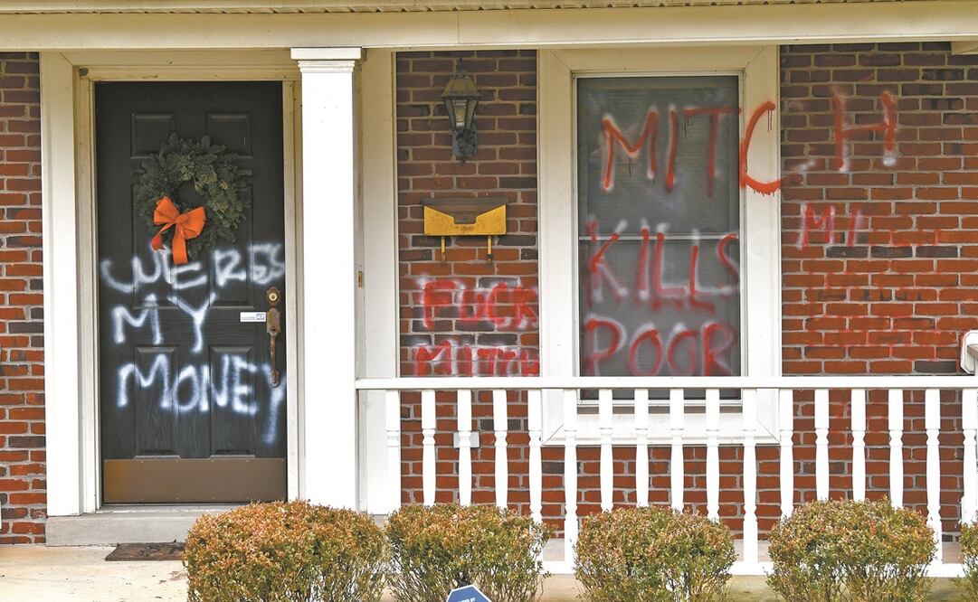 La casa del líder de la mayoría del Senado, Mitch McConnell, fue vandalizada durante la noche, en Louisville. Foto: Timothy D. Easley. AP
