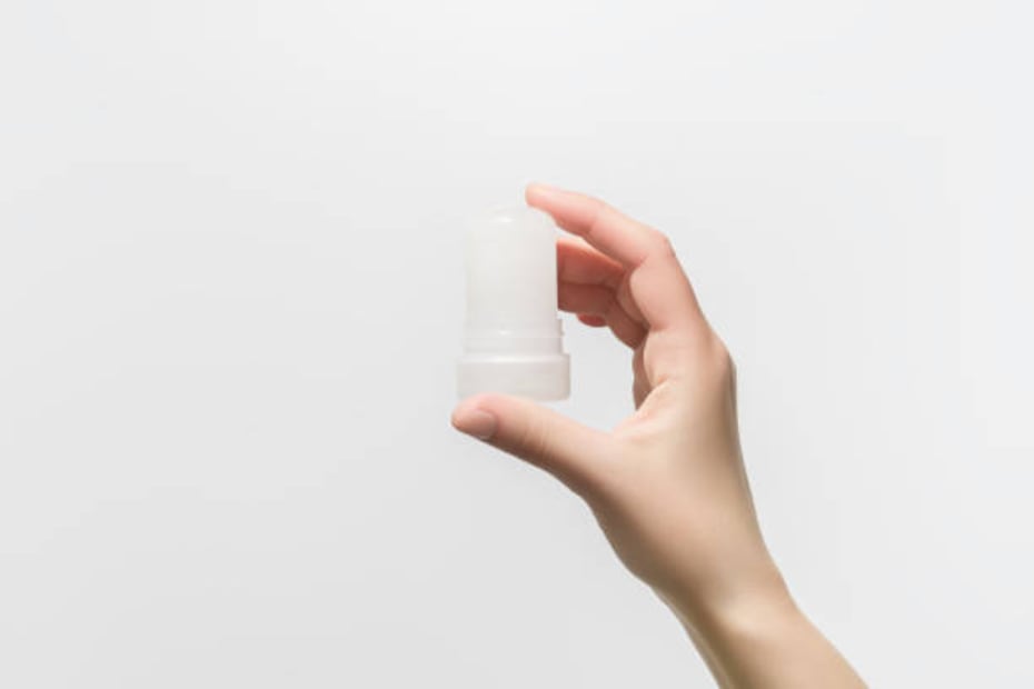 Para utilizar la piedra de alumbre como desodorante, se debe activar con agua, no tiene olor y tampoco mancha la ropa. Foto: Unsplash