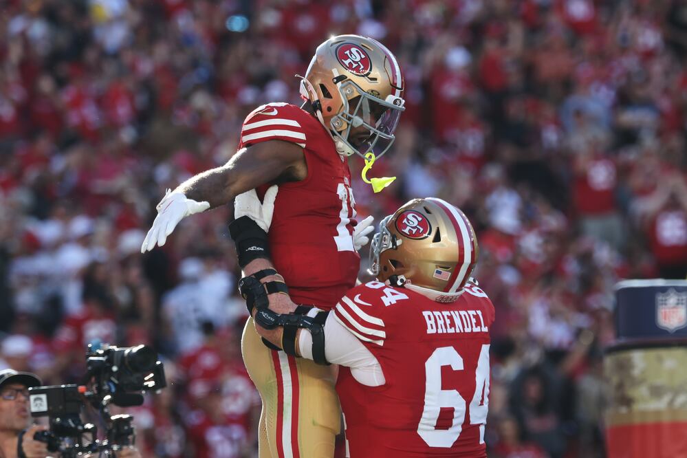 Jauan Jennings y  Jake Brendel  - Foto: AP