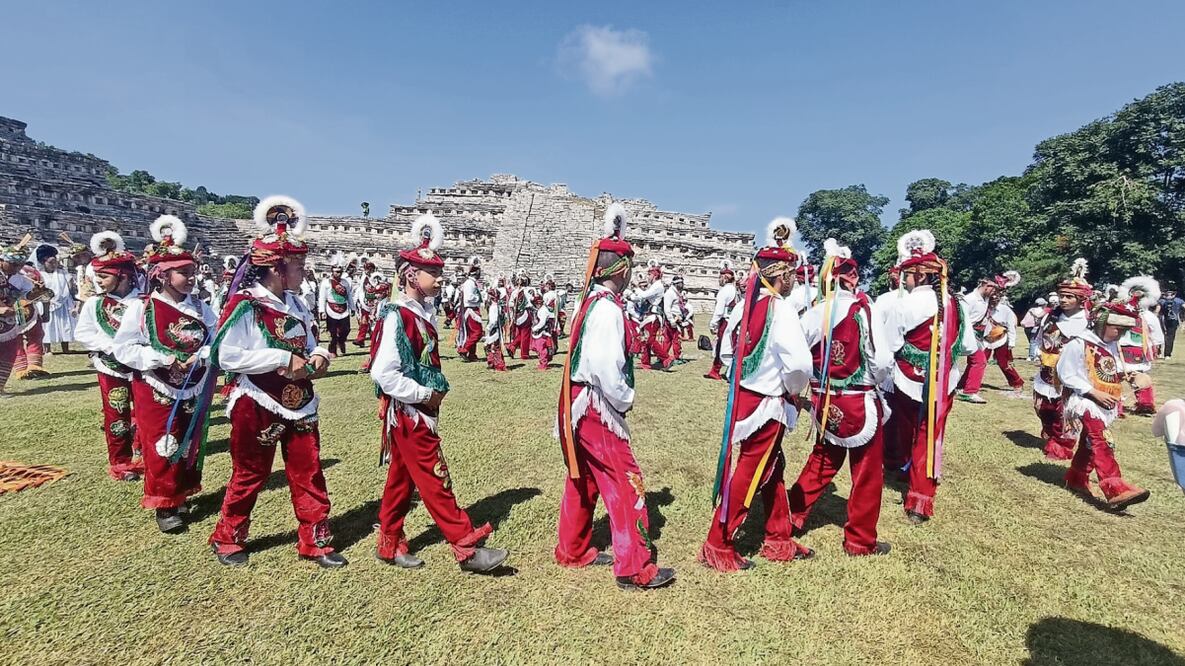 El Encuentro Nacional de Voladores en Cuetzalan reunió a abuelos, padres, jóvenes y niños, entre hombres y mujeres, quienes han heredado esta tradición prehispánica. Foto: Omar Contreras / EL UNIVERSAL