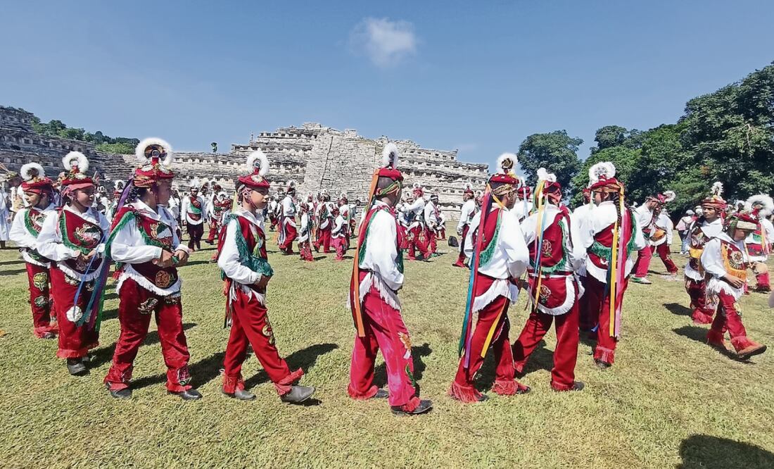 El Encuentro Nacional de Voladores en Cuetzalan reunió a abuelos, padres, jóvenes y niños, entre hombres y mujeres, quienes han heredado esta tradición prehispánica. Foto: Omar Contreras / EL UNIVERSAL