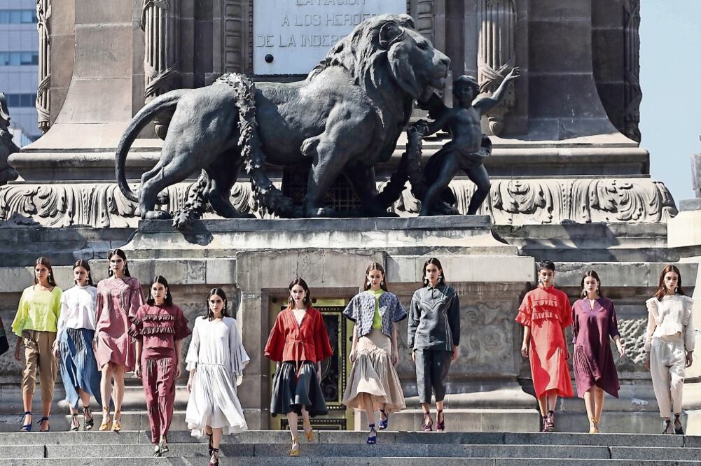 La colección primavera-verano 2018 del modista mexicano fue la encargada de abrir las actividades del evento, las modelos que vestían blusas y vestidos bordados a mano cautivaron a expertos y a decenas de capitalinos. (BERENICE FREGOSO. EL UNIVERSAL)