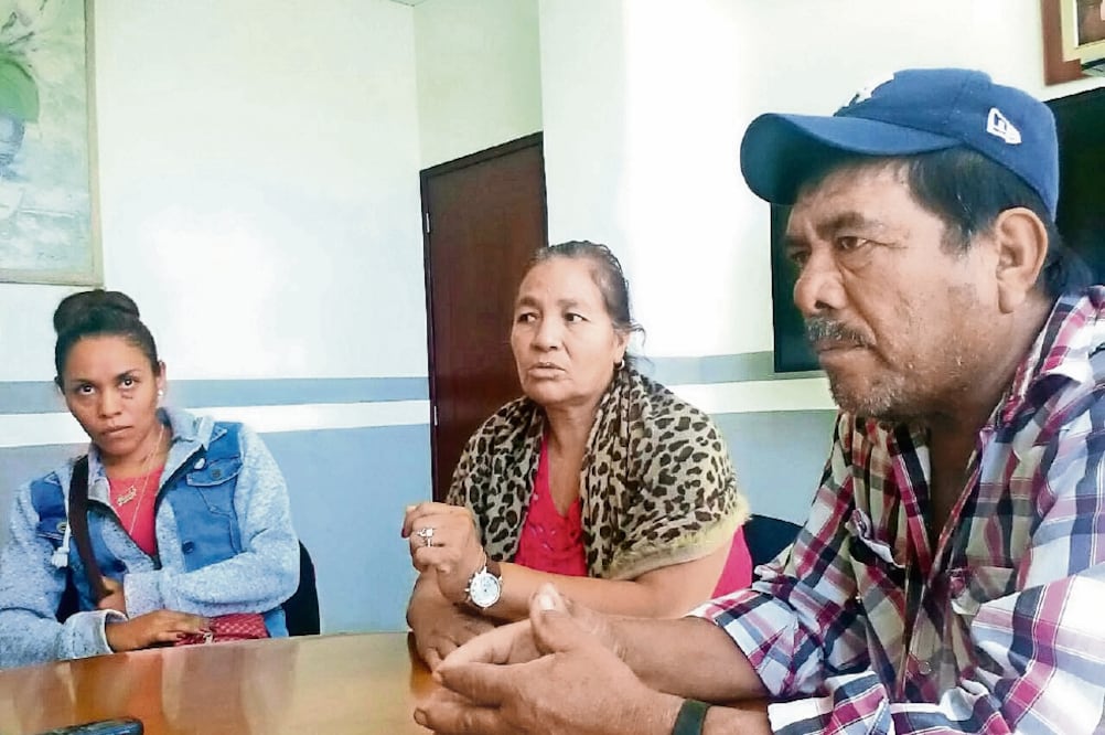 Karla Adame, esposa de Germán, y los padres de éste, Manuela Chávez y José de Jesús Hernández, acudieron a la delegación de la SRE. Buscan viajar a EU (IRMA MEJÍA. EL UNIVERSAL)