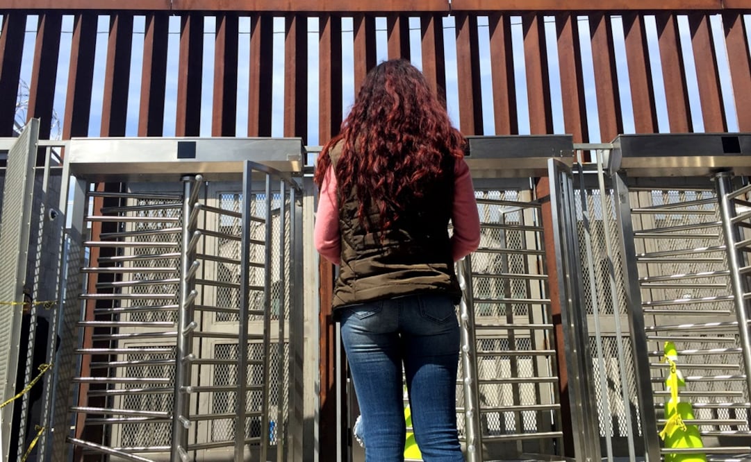 Mercedes, de 19 años, dice haber llegado a Tijuana hace dos días con un tío, con la intención de irse a Sacramento para vivir con sus dos hermanas. (FOTO: JOEBETH TERRIQUEZ. EL UNIVERSAL)
