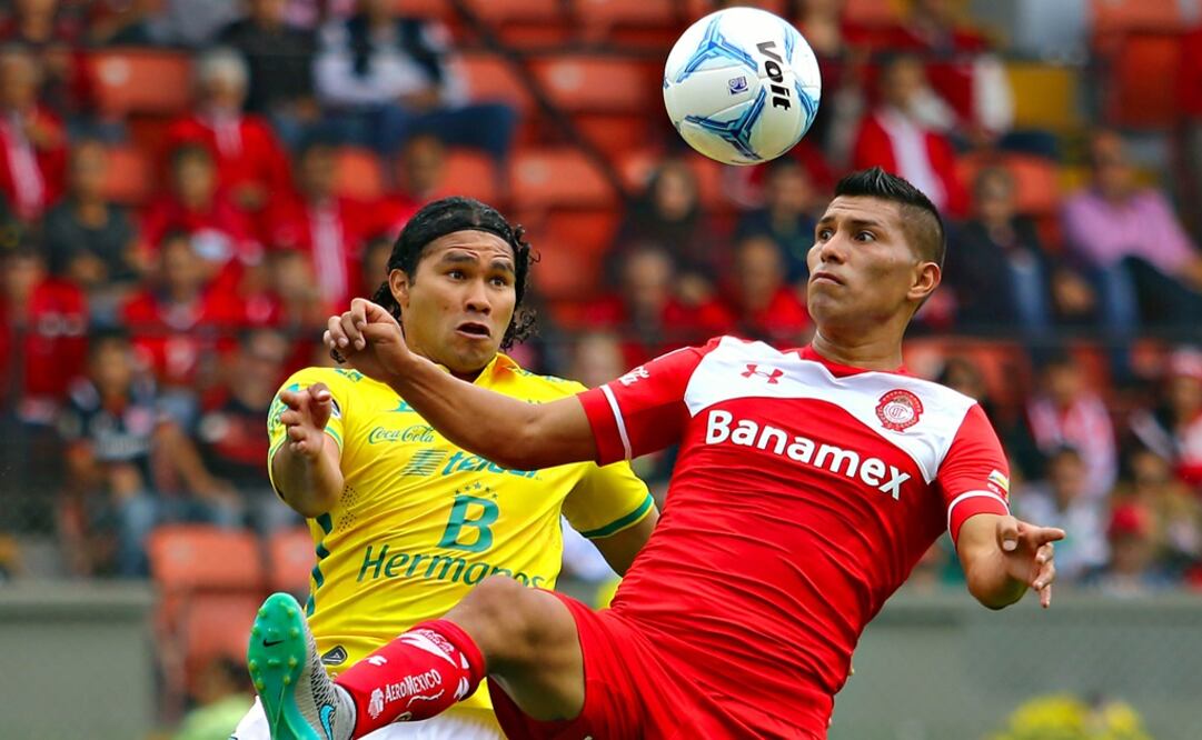 Velasco pelea el balón con Peña. Imago 7