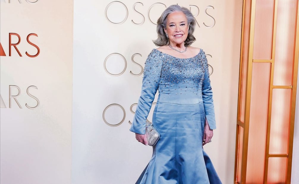 Kathy Bates lució un Vera Wang Haute en seda gris plata con matices azulados. Foto: AFP