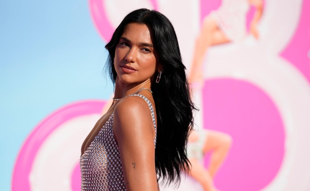 Así llegó Dua Lipa a la premiere de "Barbie" en Los Ángeles. Foto: AP