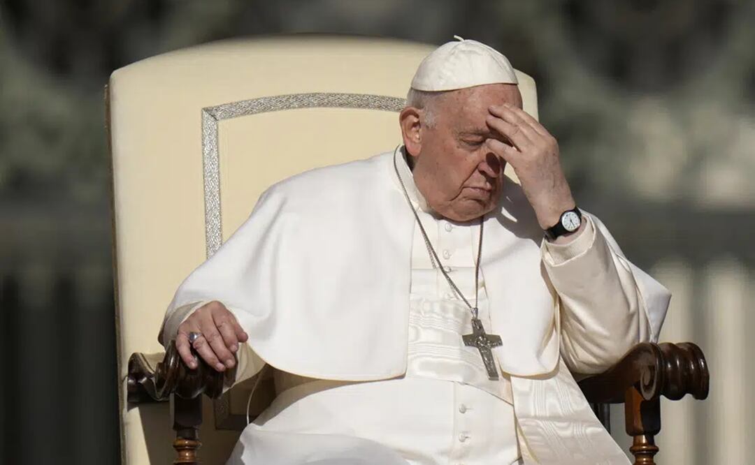 El papa Francisco se toca la frente durante su audiencia semanal en la Plaza de San Pedro en el Vaticano. Foto: AP