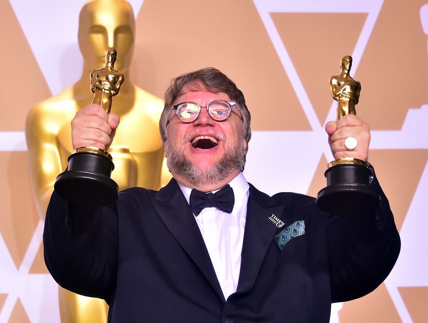 Del Toro with his two Oscar statuettes - Photo: Frederic J. Brown / AFP