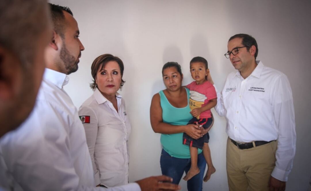 La funcionaria federal y el mandatario estatal visitaron a algunos de los beneficiarios. /Especial - Sedatu