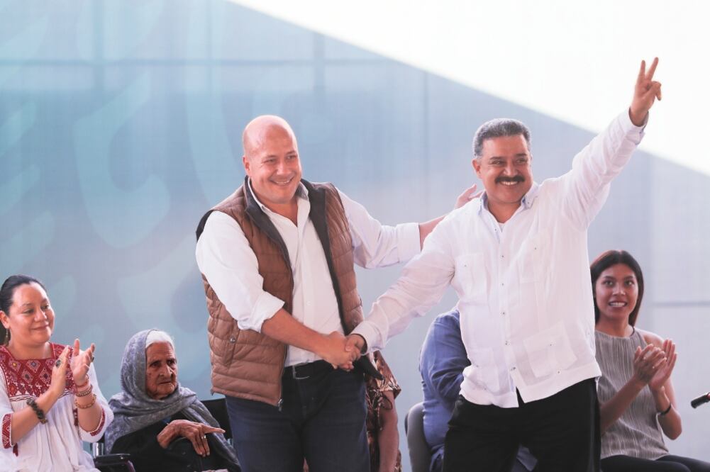 El gobernador Enrique Alfaro y el excandidato al cargo por Morena, Carlos Lomelí, se dieron un abrazo de reconciliación en la Plaza de la República. Foto: JUAN CARLOS REYES. EL UNIVERSAL