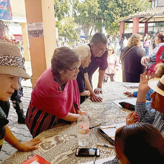 Integrantes de la Comisión para la Reconstrucción han acudido a asambleas de damnificados para explicarles proceso de rehabilitación. TOMADA DE TWITTER