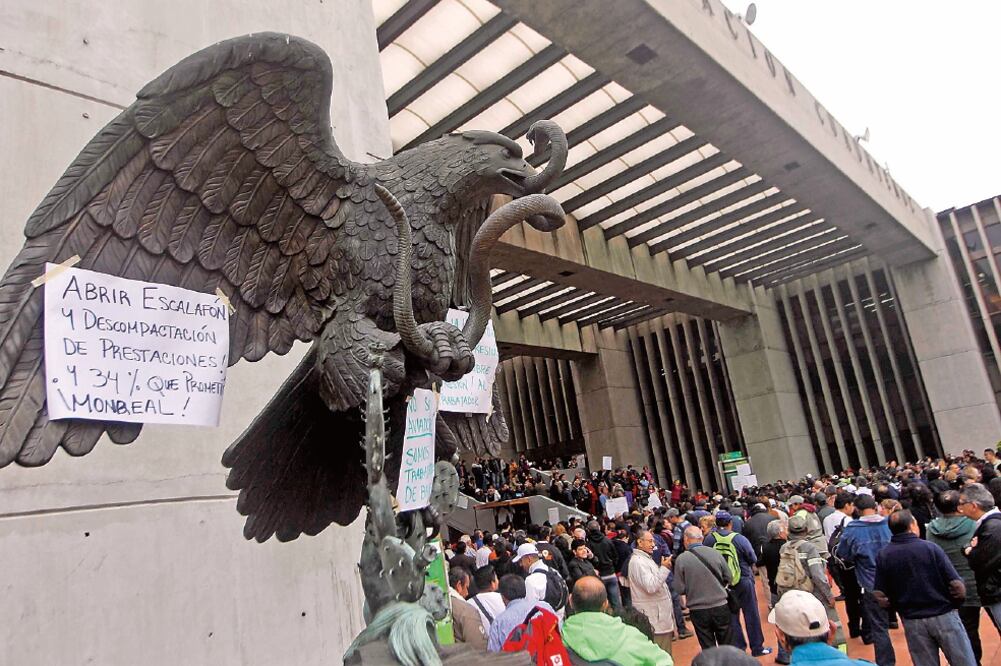 En Iztacalco, personal de la demarcación bloqueó la avenida Té y Churubusco, lo que afectó la circulación y el servicio de Metrobús (FERNANDO RAMÍREZ. EL UNIVERSAL)