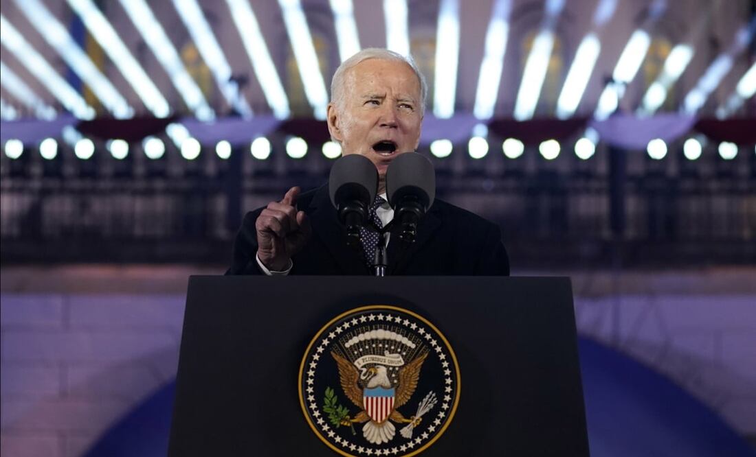 Biden pronuncia un discurso para conmemorar el primer aniversario de la invasión rusa de Ucrania, el martes 21 de febrero, en los Jardines del Castillo Real de Varsovia. FOTO: AP