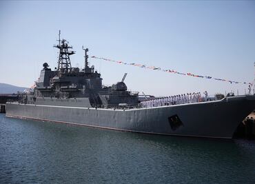 Militares franceses abordan un petrolero ruso sospechoso de servir de base de drones y detienen a 2 personas