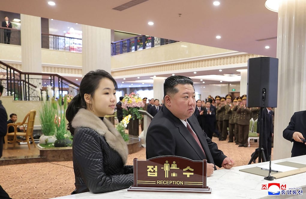 El líder norcoreano Kim Jong-un (der.) y a su hija Ju Ae (izq.) inspeccionando el Hotel Milyong, recientemente terminado en el distrito turístico de Samjiyon, provincia de Ryanggang. Foto: AFP