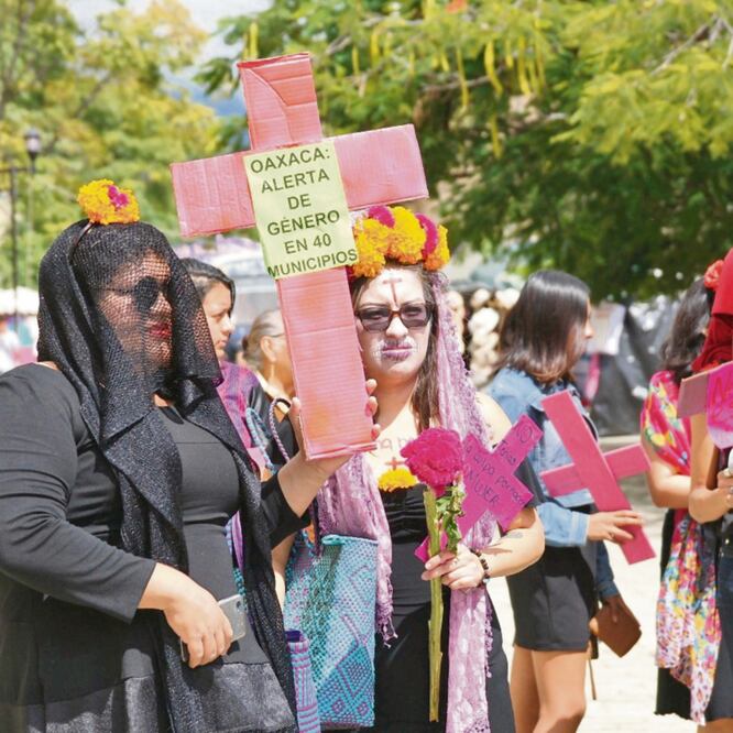 Vestidas de catrinas, integrantes de diferentes colectivos en defensa de los derechos de las mujeres caminaron de la plaza Santo Domingo al zócalo, para exigir a los gobiernos justicia por los asesinatos de oaxaqueñas. (EDWIN HERNÁNDEZ. ELUNIVERSAL)