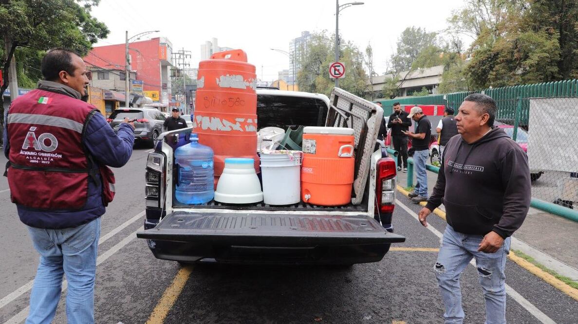 La alcaldía Álvaro Obregón realiza operativo contra franeleros en las inmediaciones del Hospital de Gineco Obstetricia Número 4 del IMSS, en la colonia Tizapán San Ángel. (Foto: especial)
