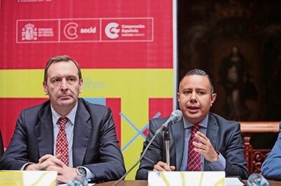 Enfrentados por mesas y sillas