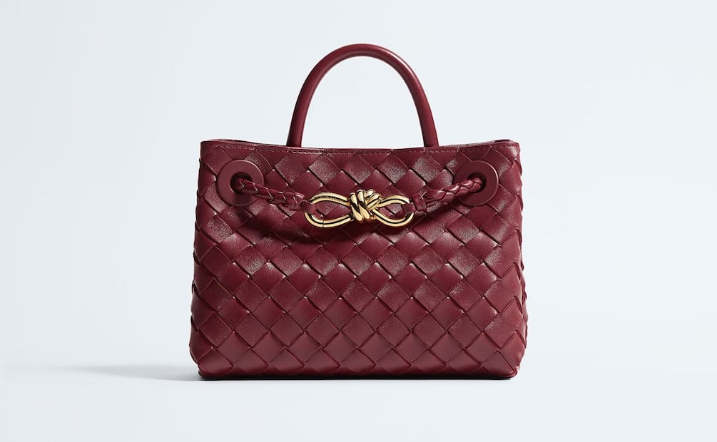 Los detalles de trenzado y de herraje dorado lo convierten en un bolso muy especial. Foto: Especial