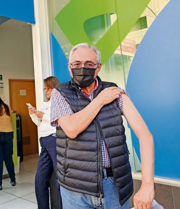 Don Jorge acudió a una farmacia privada para vacunarse contra Covid-19. Foto: JORGE MEDELLÍN. EL UNIVERSAL